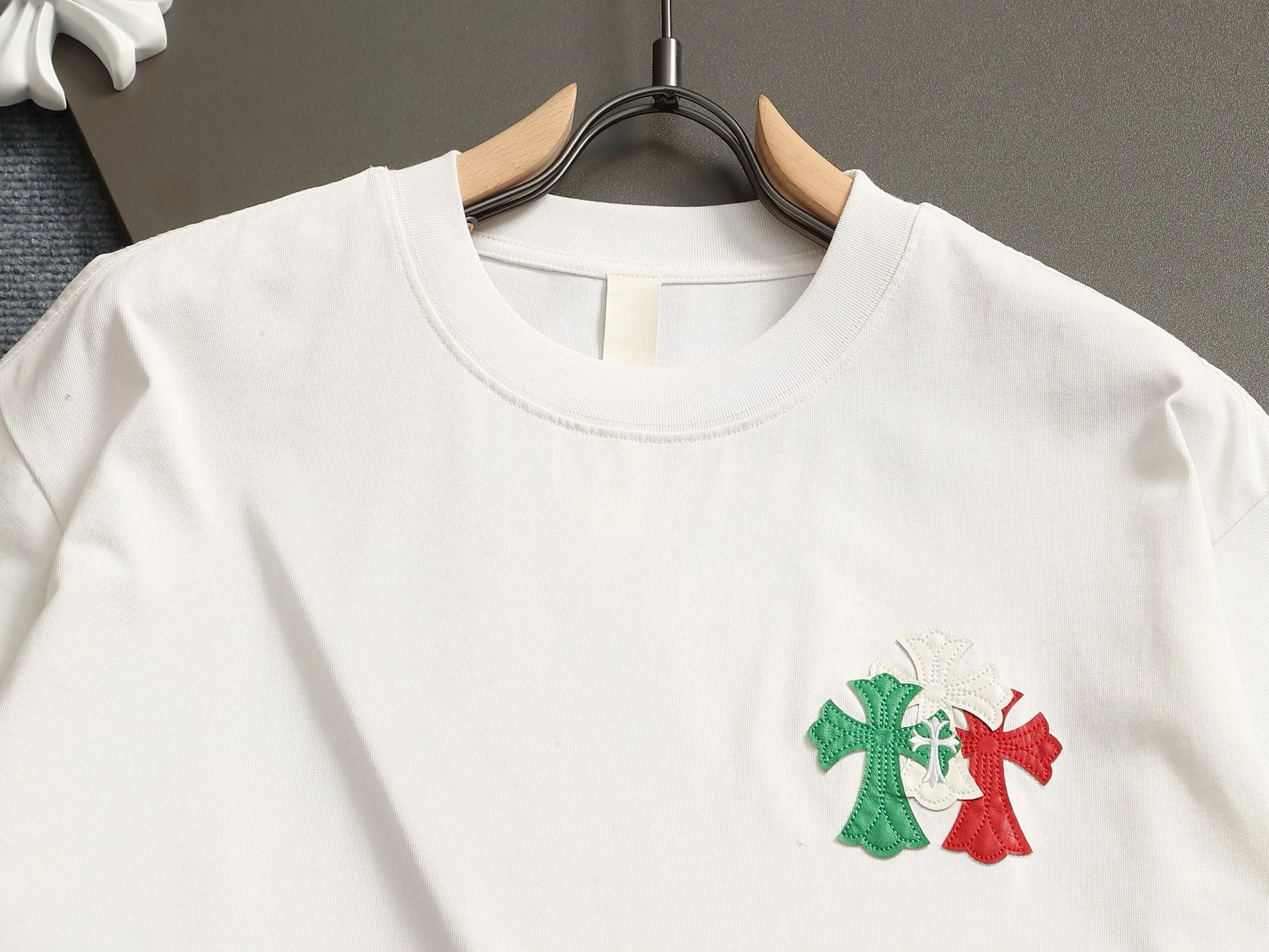🅿️220 Chrome hearts ch Chrome hearts cross leather short-sleeved T-shirts. Large version. Loose and stylish. The difference is the low version, the slim version, the upper body and the crotch. 100% commitment: top quality, not fast food. The highest version on the market. Top quality, 320 grams. 26 custom-dyed double yarn cotton, same style for men and women, complete with three standards. Color: Black White Khaki Size: XS-L Size chart:
